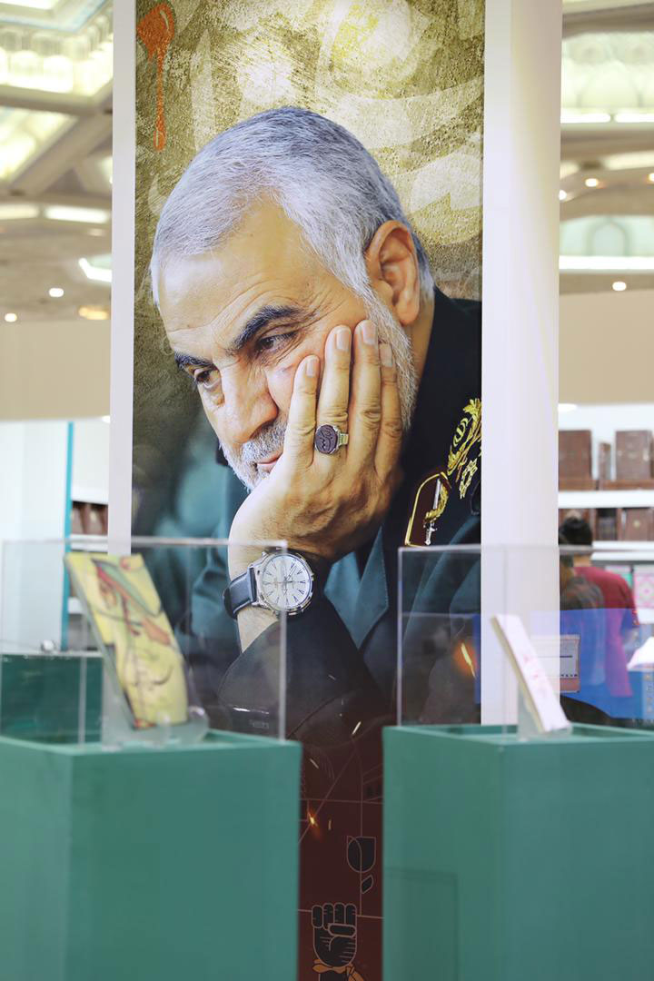 غرفه مکتب حاج قاسم در نمایشگاه کتاب تهران  