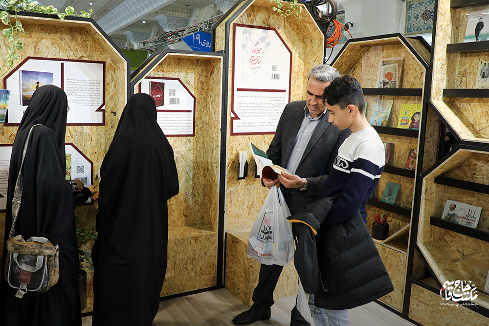 گزارش تصویری غرفه انتشارات مکتب حاج قاسم در دومین روز نمایشگاه کتاب تهران (1)