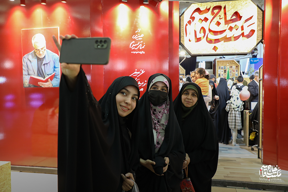 گزارش تصویری غرفه انتشارات مکتب حاج قاسم در دهمین روز نمایشگاه کتاب تهران (۱)