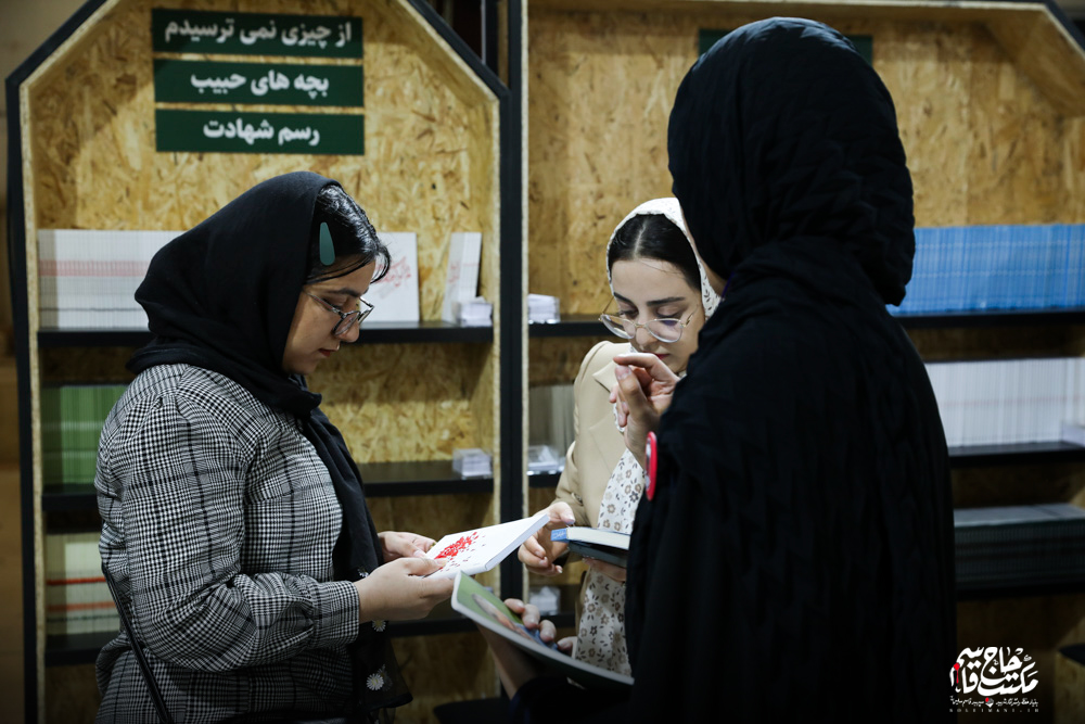 گزارش تصویری | غرفه مکتب حاج قاسم در اولین روز سی و پنجمین نمایشگاه کتاب تهران