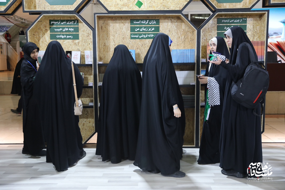 گزارش تصویری | غرفه مکتب حاج قاسم در هشتمین روز سی و پنجمین نمایشگاه کتاب تهران(1)