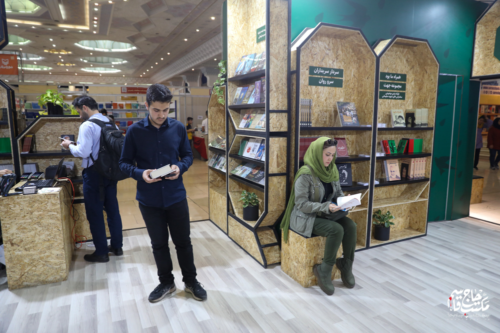 گزارش تصویری | غرفه مکتب حاج قاسم در هفتمین روز سی و پنجمین نمایشگاه کتاب تهران(2)