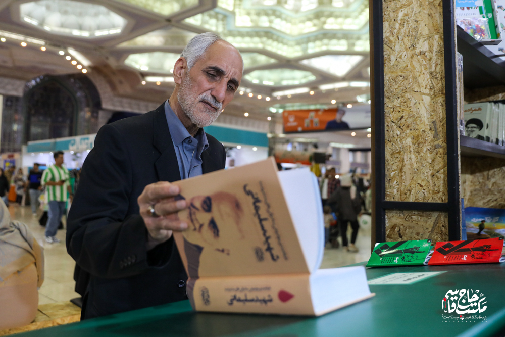 گزارش تصویری | غرفه مکتب حاج قاسم در دهمین روز سی و پنجمین نمایشگاه کتاب تهران(2)