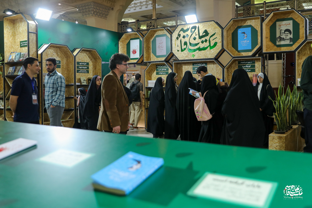 گزارش تصویری | غرفه مکتب حاج قاسم در نهمین روز سی و پنجمین نمایشگاه کتاب تهران(1)