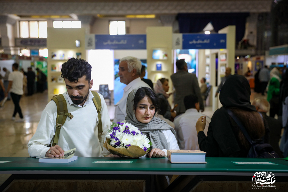 گزارش تصویری | غرفه مکتب حاج قاسم در چهارمین روز سی و پنجمین نمایشگاه کتاب تهران(2)