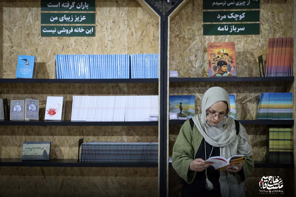 گزارش تصویری | غرفه مکتب حاج قاسم در چهارمین روز سی و پنجمین نمایشگاه کتاب تهران(1)