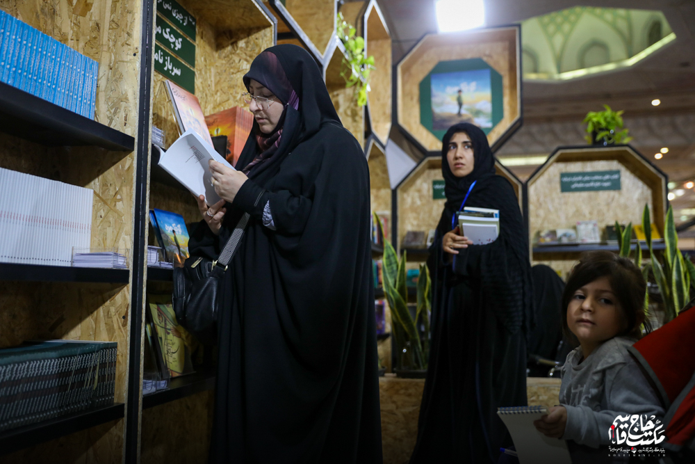 گزارش تصویری | غرفه مکتب حاج قاسم در سومین روز سی و پنجمین نمایشگاه کتاب تهران(2)