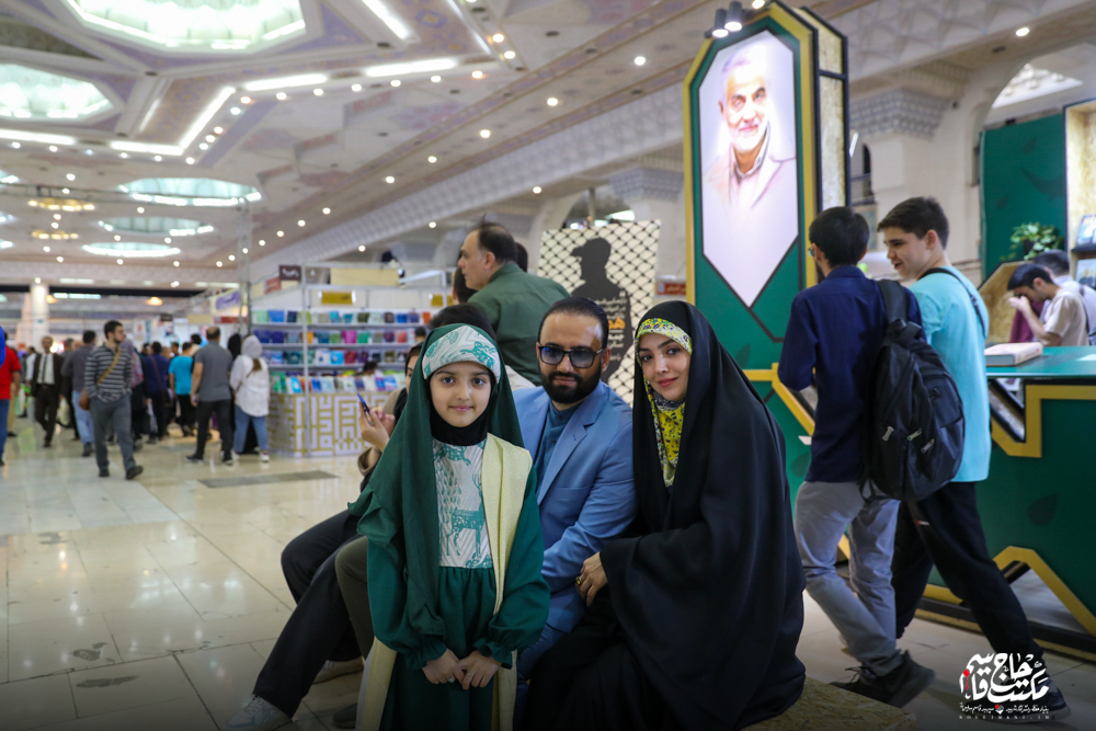 گزارش تصویری | غرفه مکتب حاج قاسم در سومین روز سی و پنجمین نمایشگاه کتاب تهران(2)