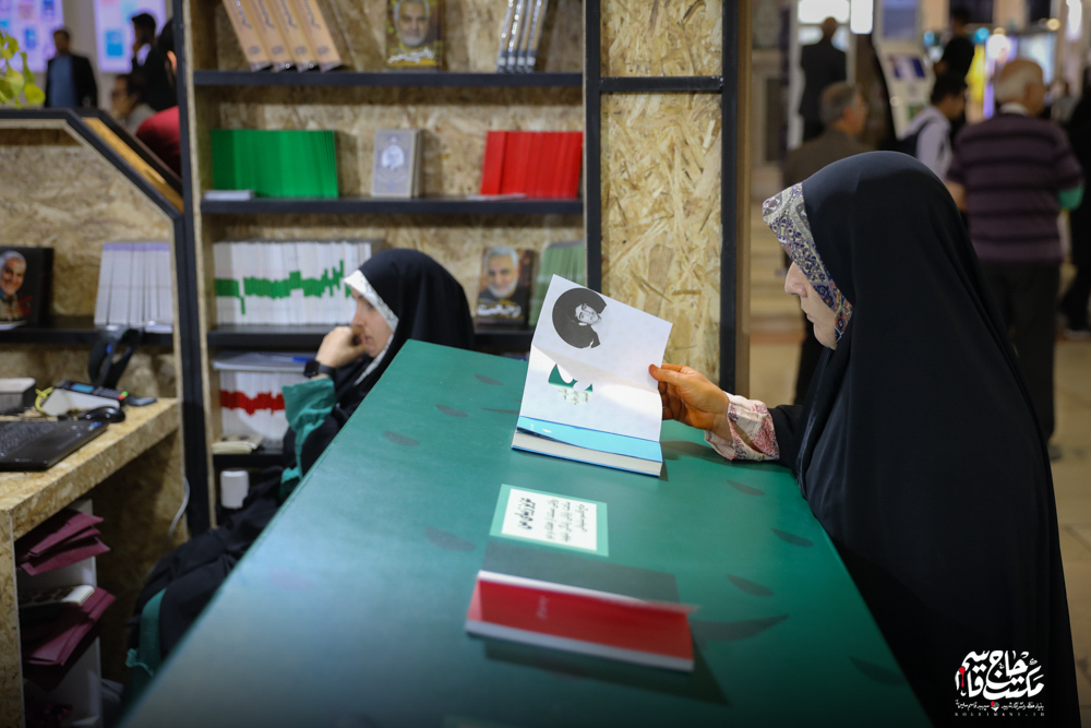 گزارش تصویری | غرفه مکتب حاج قاسم در پنجمین روز سی و پنجمین نمایشگاه کتاب تهران(2)