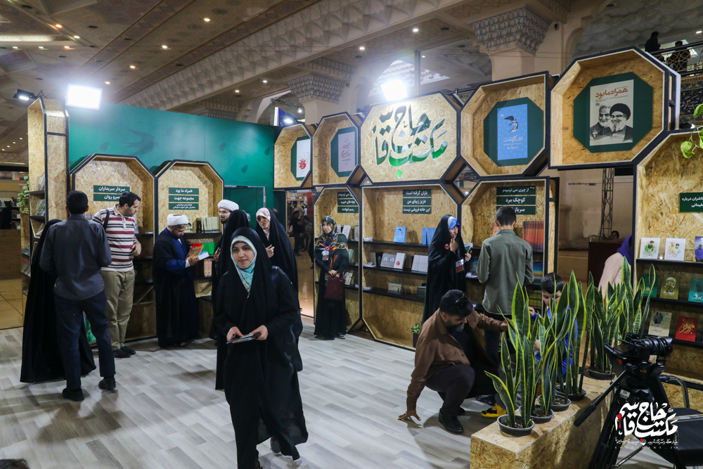 گزارش تصویری | غرفه مکتب حاج قاسم در نهمین روز سی و پنجمین نمایشگاه کتاب تهران(2)