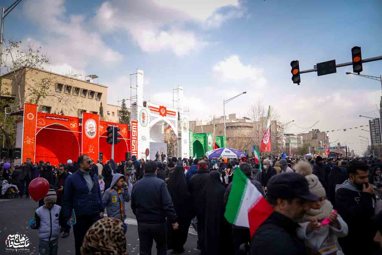 گزارش تصویری | حال و هوای غرفه بنیاد مکتب حاج قاسم در راهپیمایی ۲۲ بهمن (2)