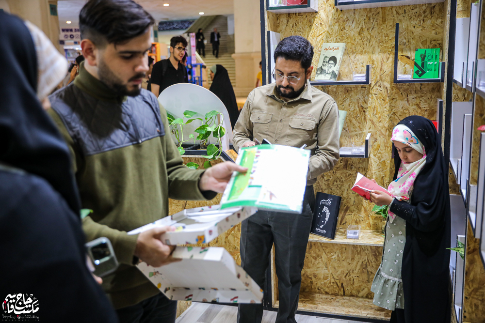 گزارش تصویری | غرفه مکتب حاج قاسم در اولین روز سیوششمین نمایشگاه کتاب تهران(2)