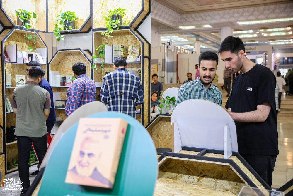 گزارش تصویری | غرفه مکتب حاج قاسم در دومین روز سیوششمین نمایشگاه کتاب تهران(2)