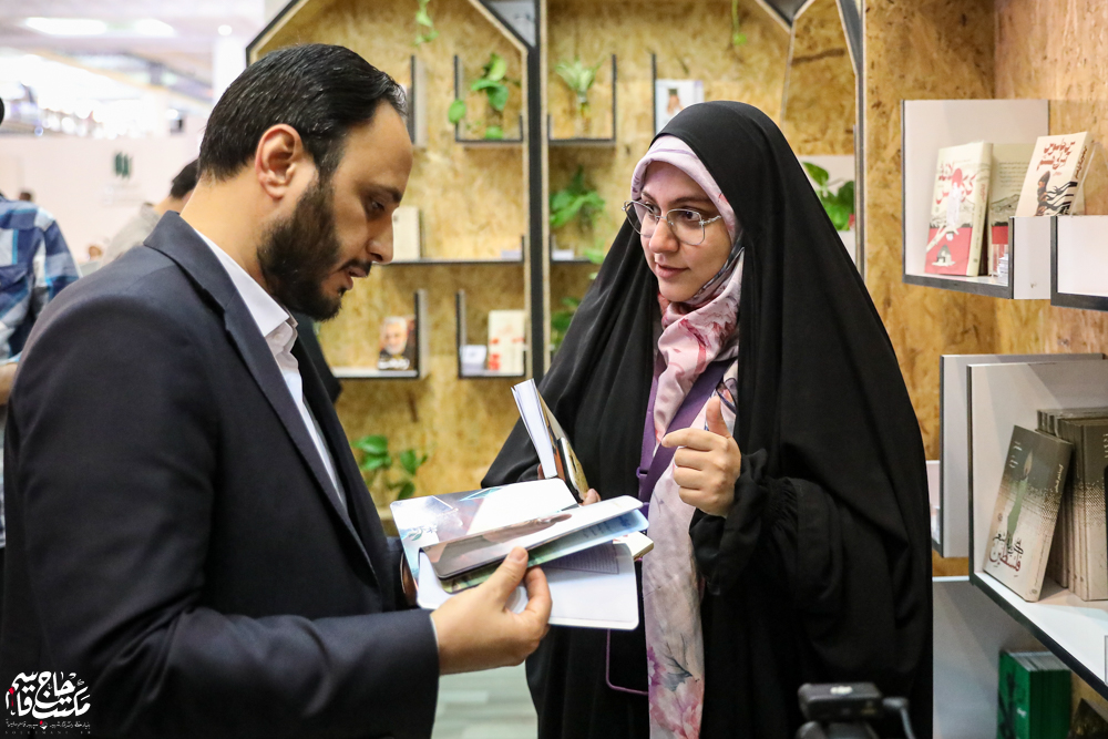 گزارش تصویری | غرفه مکتب حاج قاسم در دومین روز سیوششمین نمایشگاه کتاب تهران(2)