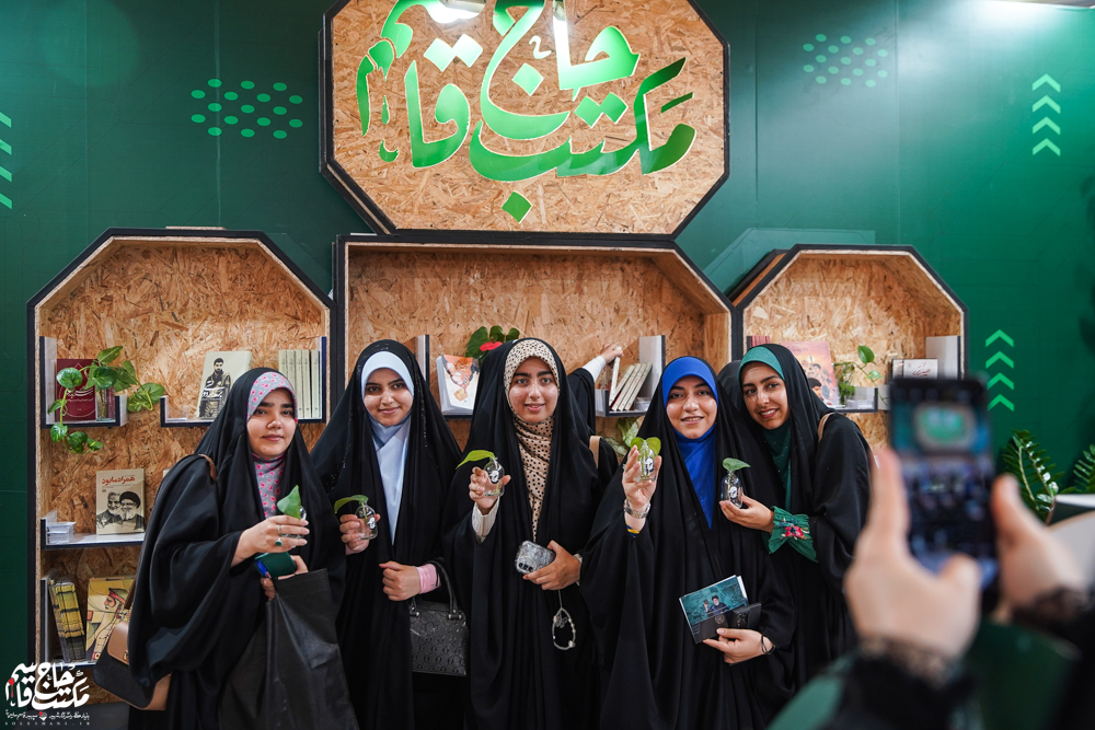 گزارش تصویری | غرفه مکتب حاج قاسم در ششمین روز سیوششمین نمایشگاه کتاب تهران(1)