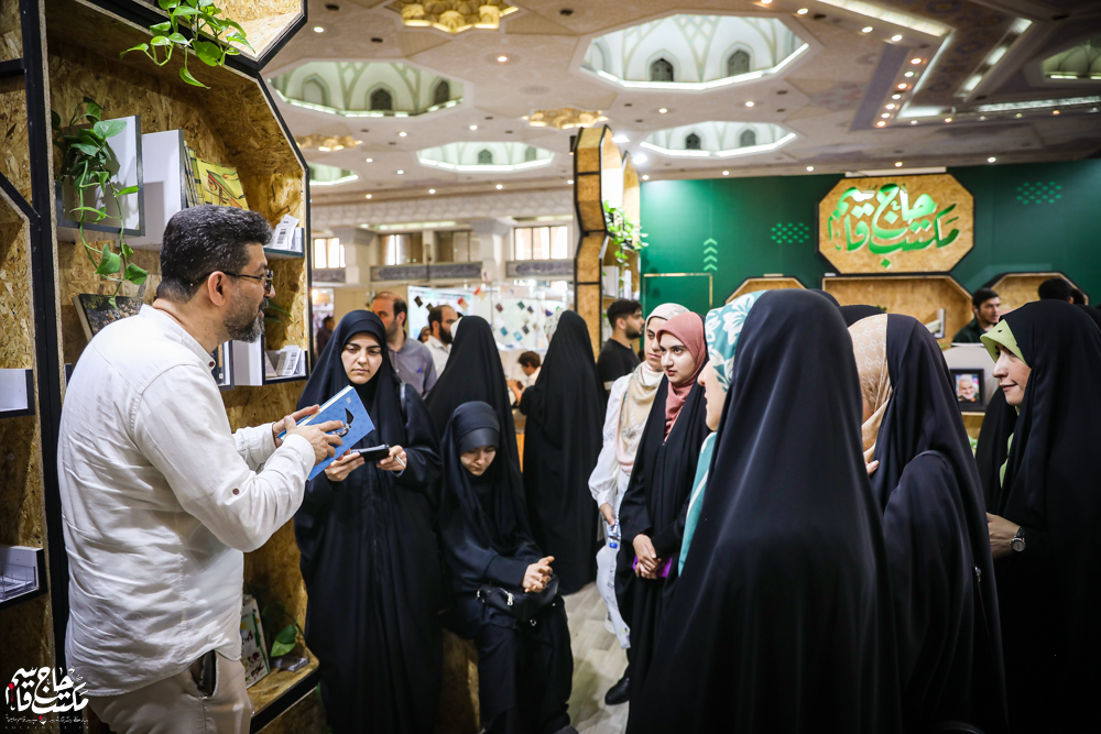 گزارش تصویری | غرفه مکتب حاج قاسم در هفتمین روز سیوششمین نمایشگاه کتاب تهران(2)