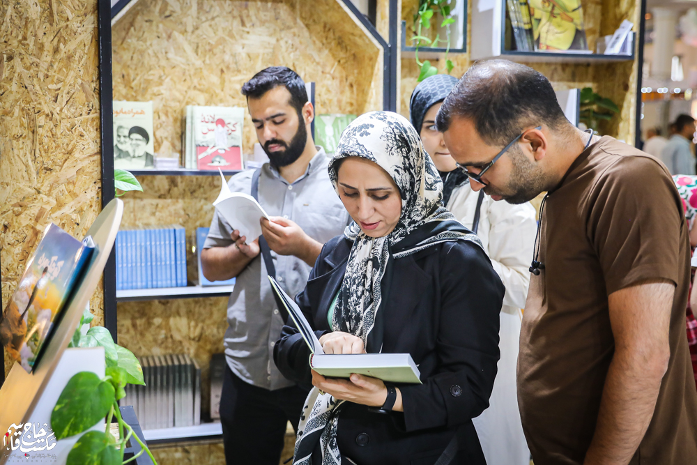 گزارش تصویری | غرفه مکتب حاج قاسم در هفتمین روز سیوششمین نمایشگاه کتاب تهران(2)