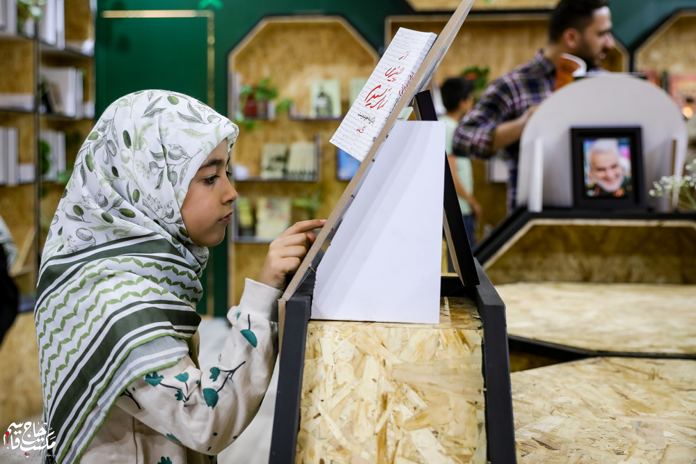 گزارش تصویری | غرفه مکتب حاج قاسم در پنجمین روز سیوششمین نمایشگاه کتاب تهران(2)