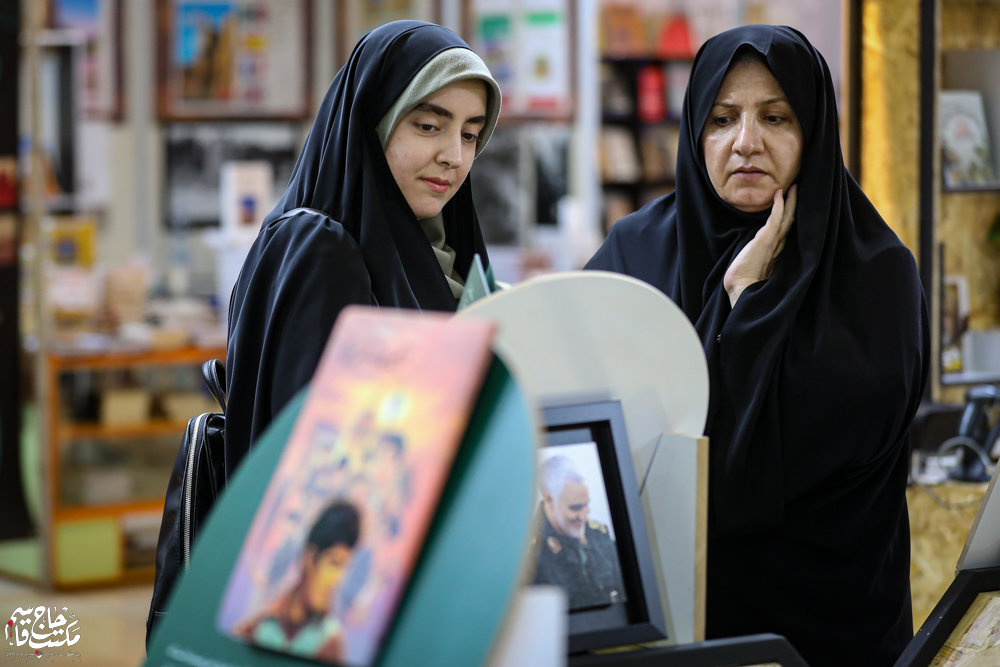 گزارش تصویری | غرفه مکتب حاج قاسم در چهارمین روز سیوششمین نمایشگاه کتاب تهران(2)