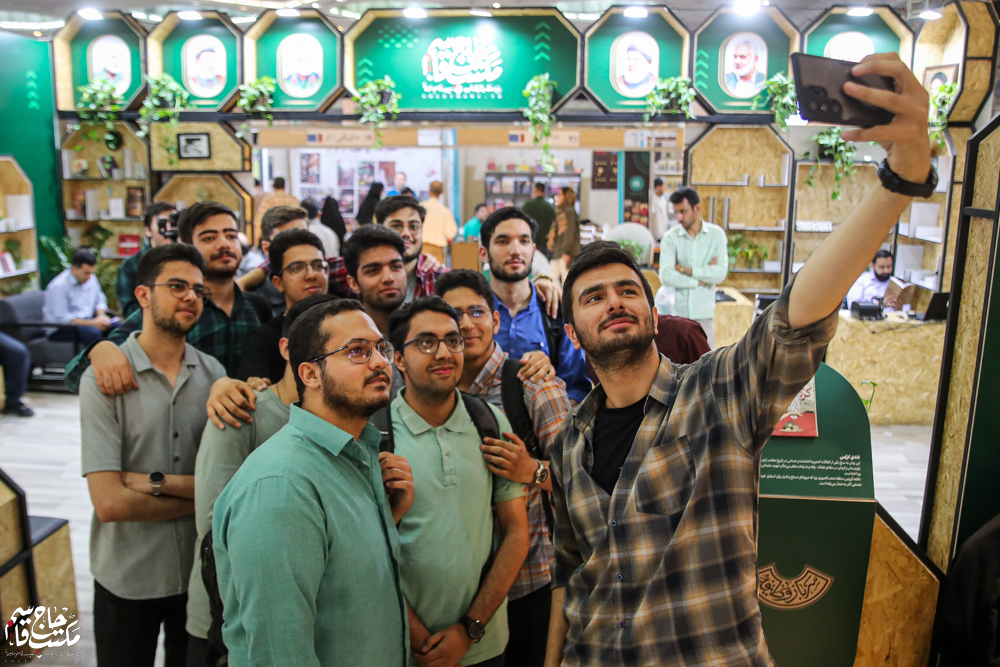 گزارش تصویری | غرفه مکتب حاج قاسم در آخرین روز سیوششمین نمایشگاه کتاب تهران(2)