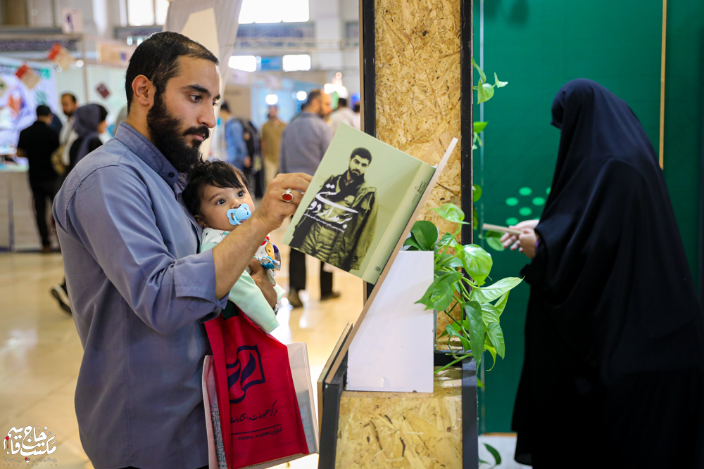 گزارش تصویری | غرفه مکتب حاج قاسم در سومین روز سیوششمین نمایشگاه کتاب تهران(2)