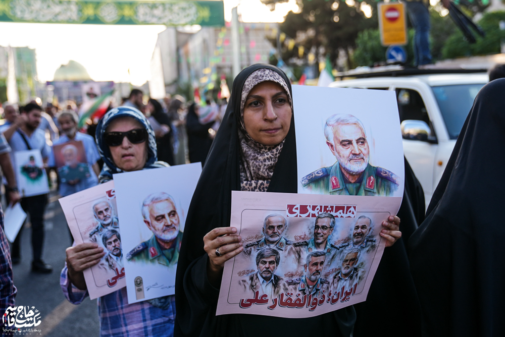 گزارش تصویری | راهپیمایی بزرگ عید غدیر با تصاویری از شهید حاج قاسم سلیمانی (1)