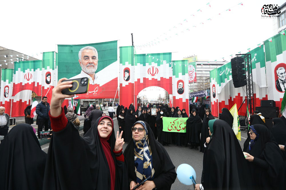 گزارش تصویری | حال و هوای غرفه بنیاد مکتب حاج قاسم در راهپیمایی ۲۲ بهمن
