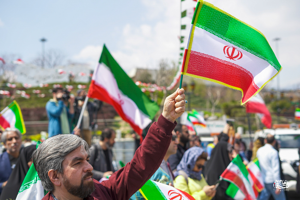 گزارش تصویری | آیین اهتزاز پرچم مقدس ایران